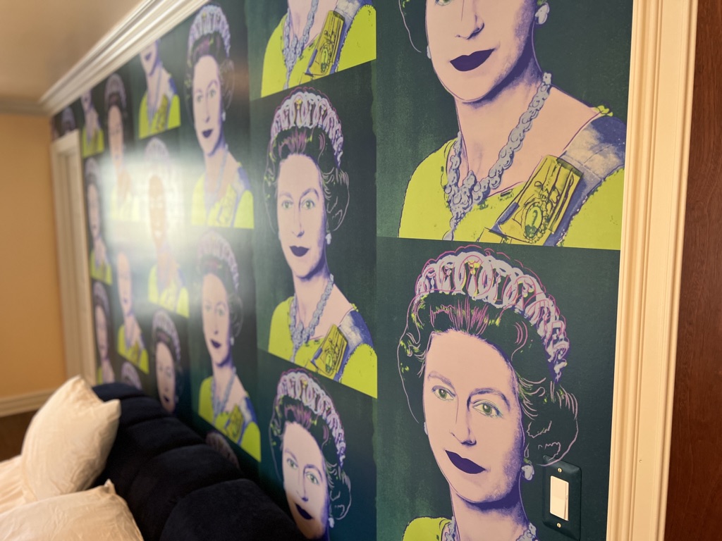 invisible seam work on wallpaper installation