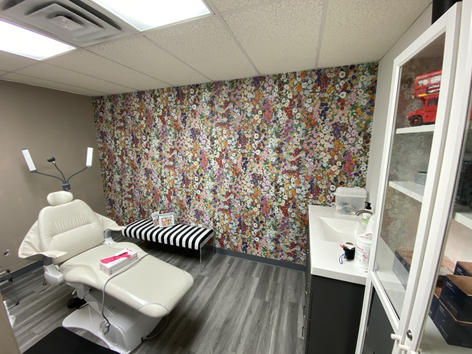 wallpapered focal wall in Spa