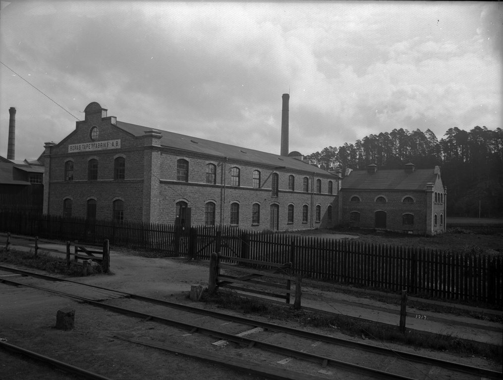 The brick works of Bor&aring;s Tapetfabriks A.B. in Bor&aring;s, Sweden, photographed in 1917, with the company name painted across the gable and a railway siding running past the building.